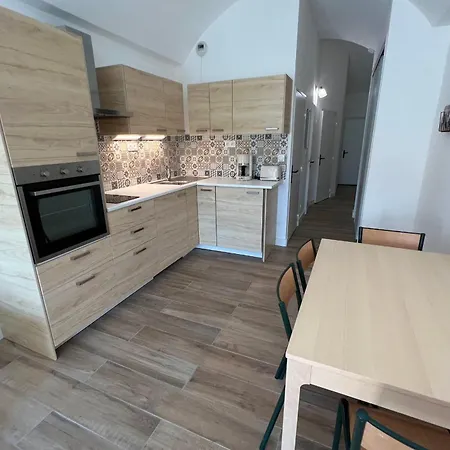 - 4 People - Swimming Pool Tennis Garage Apartment