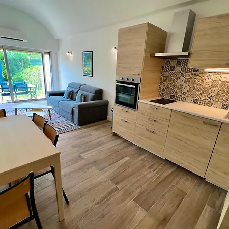 - 4 People - Swimming Pool Tennis Garage Apartment *